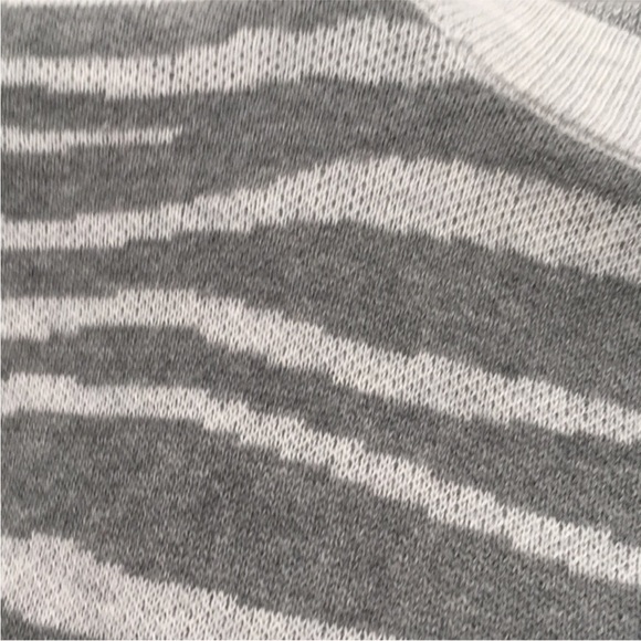 Ava & Viv Pullover Sweater Crewneck Zebra Print Gray Plus Size 4X - Picture 4 of 4